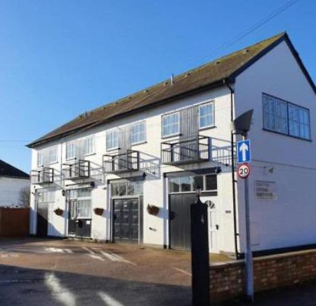 Stratton Cottage Guesthouse Biggleswade Dış mekan fotoğraf The former Methodist Chapel, now a private house