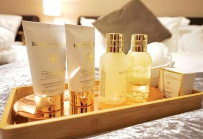 Stratton Cottage Guesthouse Biggleswade Dış mekan fotoğraf A selection of amenities by L'Occitane